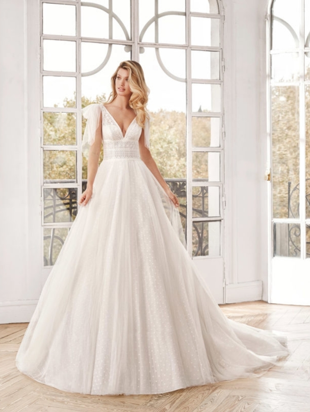 Elegant Aire Barcelona Wedding Dress